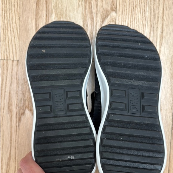 DKNY Sneakers Black and White - Picture 5 of 5